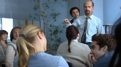 Der fiktive Chef Bernd Stromberg aus der gleichnamigen Serie gibt Anweisungen