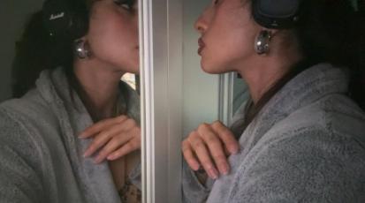 Mädchen blickt in den Spiegel