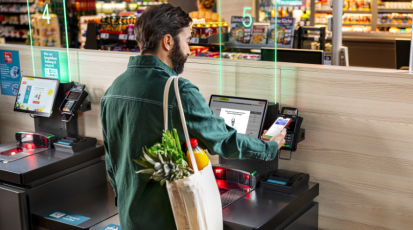 Eine Selbstbedienungskasse in einem Lebensmittelgeschäft. | Quelle: REWE