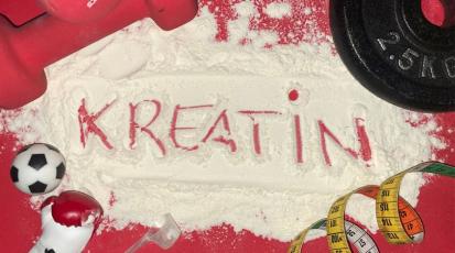 Das Wort "KREATIN" ist in weißem Pulver auf rotem Untergrund geschrieben, umgeben von einer roten Hantel, einer schwarzen Gewichtsscheibe, einem Maßband, einem kleinen Fußball und einem kleinen, roten Boxhandschuh.