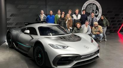 Die Gruppenmitglieder am Mercedes-AMG Standort in Affalterbach 