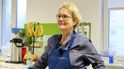 Köchin Christiane Stangier steht mit ihrer Schürze in der Hospizküche.