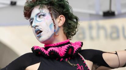 Person in Drag auf der Bühne