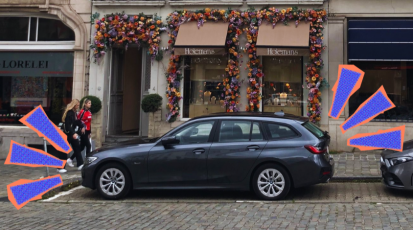 Ein Auto steht in einer komfortablen Parklücke. Vor und hinter dem Auto sind gezeichnete Führungslinien.