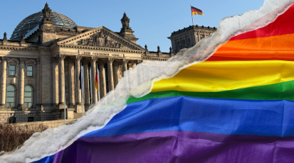 Eine Montage in der in der oberen diagonalen Hälfte das Reichstagsgebäude zu sehen ist und inder unteren diagonalen Hälfte eine Regenbogenflagge. Die diagonale Bildtrennung erfolgt über einen zerissenen Papierstreifen