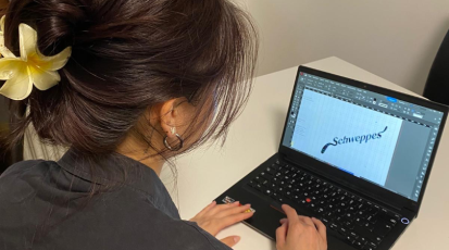 Over-the-shoulder-shot von der Arbeit am neuen Design