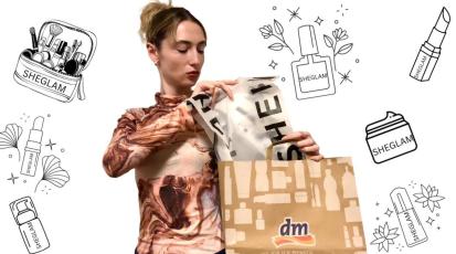 Frau packt "Shein"-Plastikbeutel in eine "dm"-Tüte, rund herum sieht man "Sheglam"-Kosmetik.