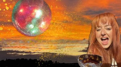 Eine Frau und eine Discokugel sind zu sehen, im Hintergrund geht die Sonne auf.