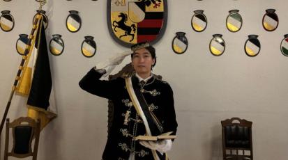 Ein junger mongolischer Mann in traditioneller Kleidung des Stuttgarter Wingolf