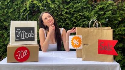 Shopping Taschen und Pakete auf einem Tisch