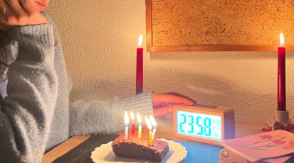 Frau schaut auf Wecker mit 23:58 Uhr.