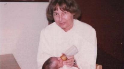 Meine Oma gibt einem Kind die Flasche.