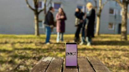 Gruppenbild, Pact im Vordergrung
