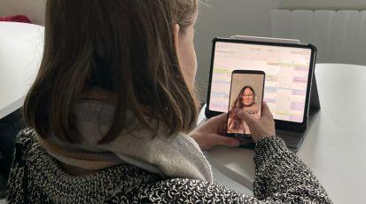 Zwei junge Frauen unterhalten sich in einem Video-Anruf miteinander. (Symbolbild) | Bild: Tabea Blume und Alice 