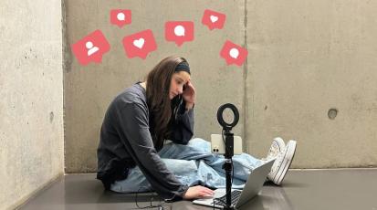 Content Creator sitzt verzweifelt auf dem Boden, Ringlicht inklusive Smartphone und Laptop liegen neben der Person. Emojis in Form von Likes, Kommentaren und Follows schweben über dem Kopf. 