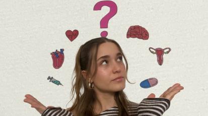 Frau steht vor weißer Wand, an der verschiedene Motive rund um weibliche Medizin kleben.