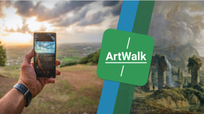 Links ein Foto wie eine Person ein Handy in die Luft hält im Hintergrund sind Felder zu sehen. In der Mitte das Logo der ArtWalk App. Rechts ein Foto von einem Landschafts-Gemälde