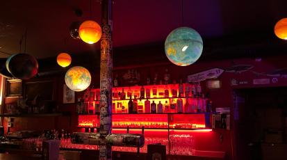 Die Bar "Kap-Tormentoso" in Stuttgart in ruhigem Ambiente ist die beleuchtete Bar zu sehen.