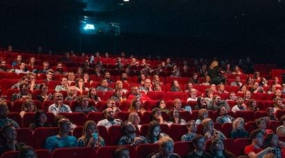 Menschen sitzend in einem Kinosaal