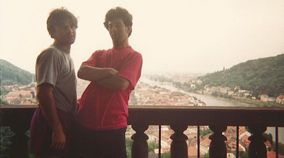 Darko (links) steht mit seinem besten Freund Damjan auf einer Brücke. Im Hintergrund ist Heidelberg zu sehen.