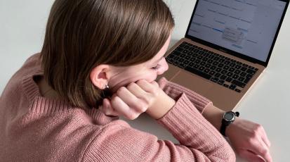 Eine junge Frau guckt sehnsüchtig auf ihre Uhr. | Bild: Luisa Kutt und Alice Kärcher