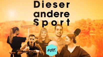 Auf dem Bild sind die Moderatorinnen und Moderatoren des Podcasts "Dieser andere Sport" zu sehen, dessen Name auch in schwarzer Schrift in der Mitte oben steht. Das Bild ist in oragnenen Tönen gehalten. Jede der fünf Personen trägt einen Gegenstand, der für die Sportart relevant ist. Unten ist das edit-logo in blau eingefügt.