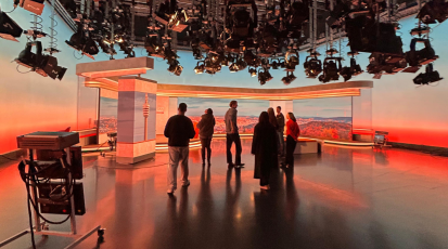 Sieben Personen befinden sich im Fernsehstudio des SWR und schauen sich um.