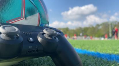 Controller vor Fussball