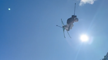 Freeski-Nachwuchs-Athlet macht in der Luft einen Stunt