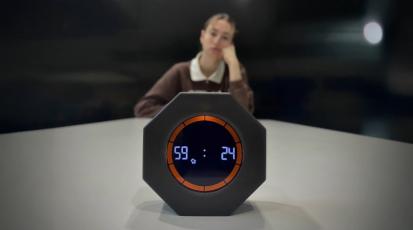 Person, die gelangweilt in einem monotonen Raum sitzt und auf einen Timer guckt