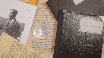 Auf einem Tisch liegen alte Dokumente und ein Foto von Ekkehard Liehl.