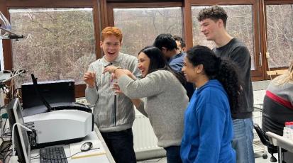 Gründer Kilian (ganz links) und sein Team bei der Einweisung in ihr Labor an der Universität Stuttgart im Winter 2024.