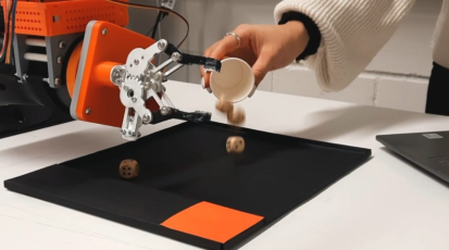 Person würfelt gegen den Roboter