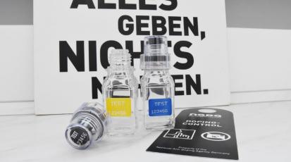 Urinbecher eines Doping-Testkit sind zu sehen