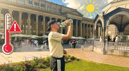 Junge trinkt am Schlossplatz aus Waserflasche