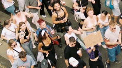 Menschen, die bei der Tanzdemo protestieren
