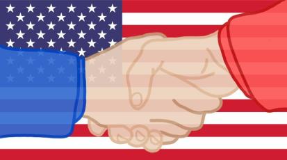 Man sieht einen Handschlag. Im Hintergrund ist die Flagge der USA.