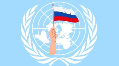 Der Hintergrund ist Hellbau. Darauf zu sehen in weiß ist das Wappen der UN und im Vordergrund eine Hand, die eine Russland Flagge hält.