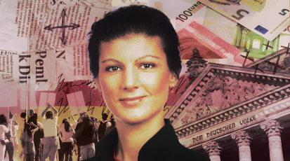 Auf dem Bild ist die Politikerin Sahra Wagenknecht im Vordergrund zusehen. Im Hintergrund sieht man den deutschen Bundestag, Geld, Zeitungen und eine Gruppe von Demonstrant*innen.