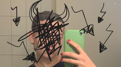 Spiegelbild mit Kritzeleien