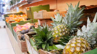 Ananas im Obstregal eines Supermarkts