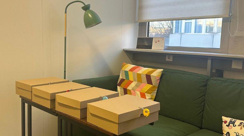 Vier Boxen symbolisieren die vier Stationen des Escape-Rooms