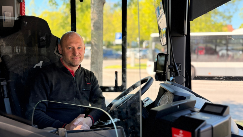 Busfahrer Heinrich am Lenkrad
