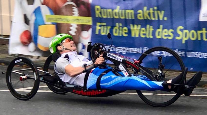 Stefan mit seinem Liegefahrrad bei einem Marathon im Nettetal.