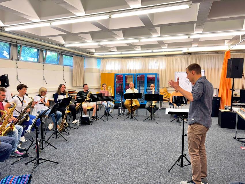 Florian Jungermann leitet eine Probe der Big Band MAJAM für die MediaNight