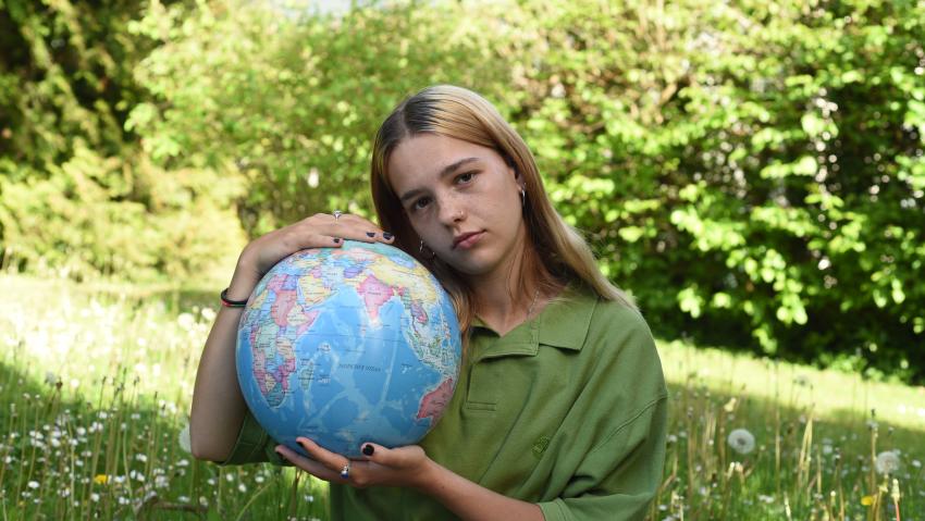 Mädchen hält einen Globus in der Hand
