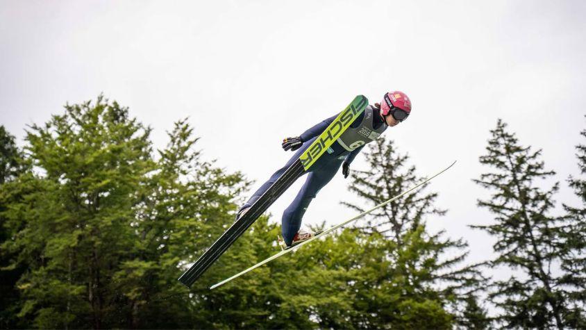 Agnes Reisch beim Skispringen im Flug