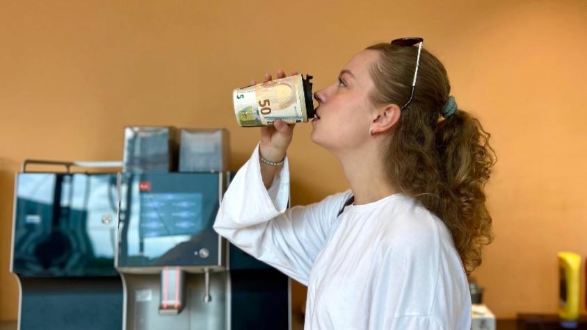 Frau trinkt Kaffee