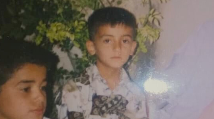 Eiad als kleiner Junge mit einem ernsten Gesichtsausdruck.