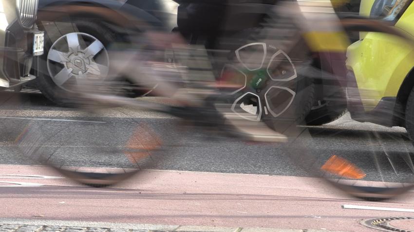 Fahrrad fährt vor Autos vorbei